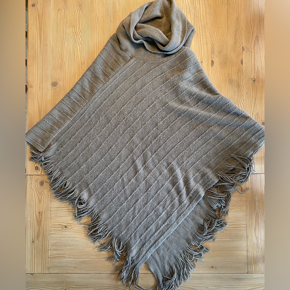 BCBG poncho size xl very smalll snag on very top of the turtleneck. Shown in pic